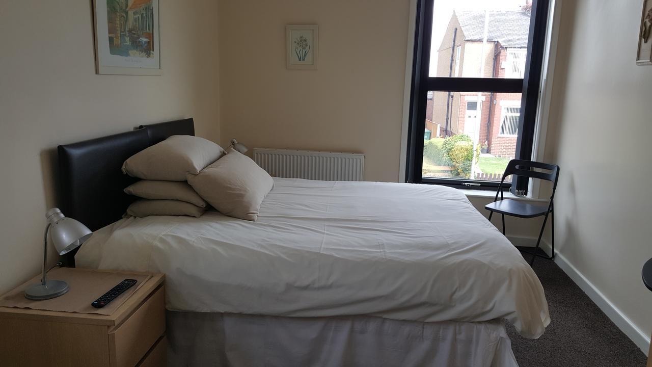 Kings Arms Hotel Farnworth ภายนอก รูปภาพ
